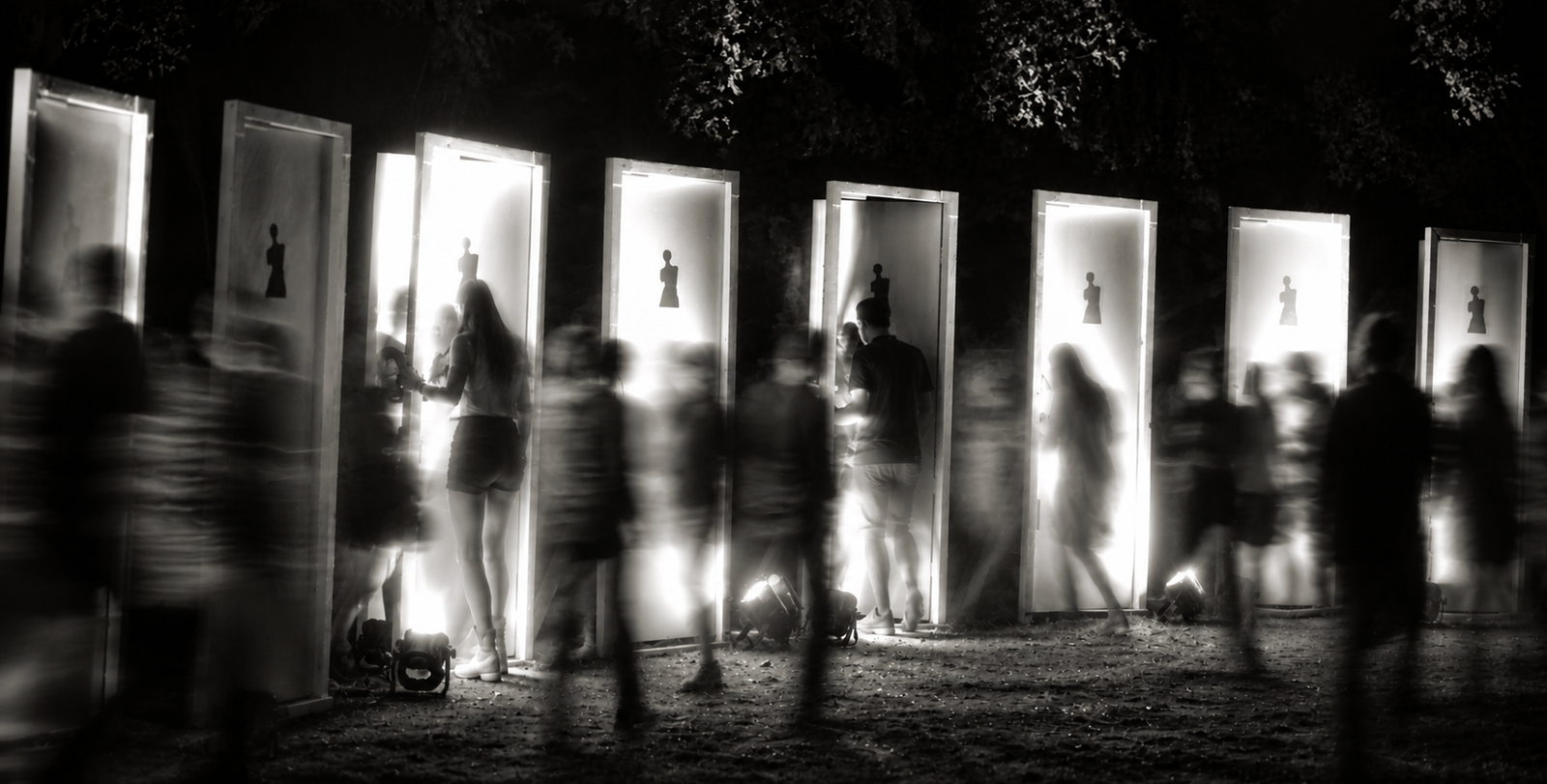 Puertas de instalación de Manglar con personas en movimiento